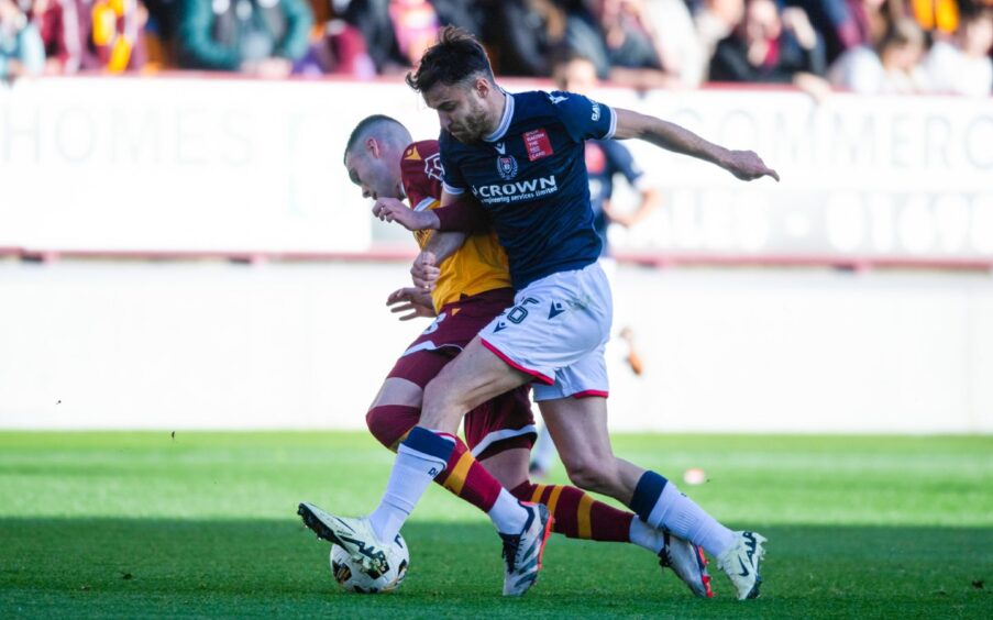 Scott Fraser limped off in the second half as his first Dundee start ended early. Image: Sammy Turner/SNS