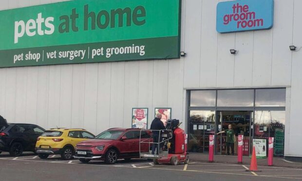 A cherry picker entering Pets at Home in Dundee to help with the rescue of cat Harry. Image: James Simpson/DC Thomson