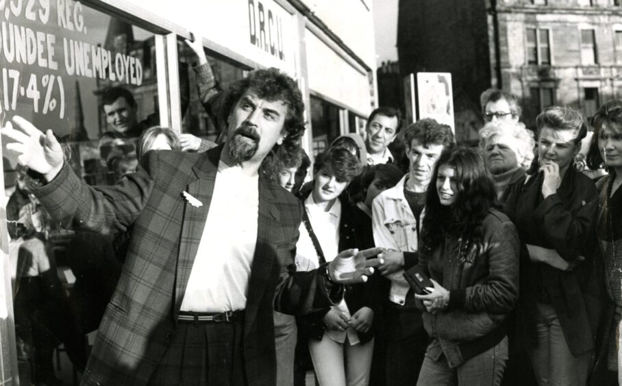 Billy Connolly holding court in the Hilltown in November 1985. 