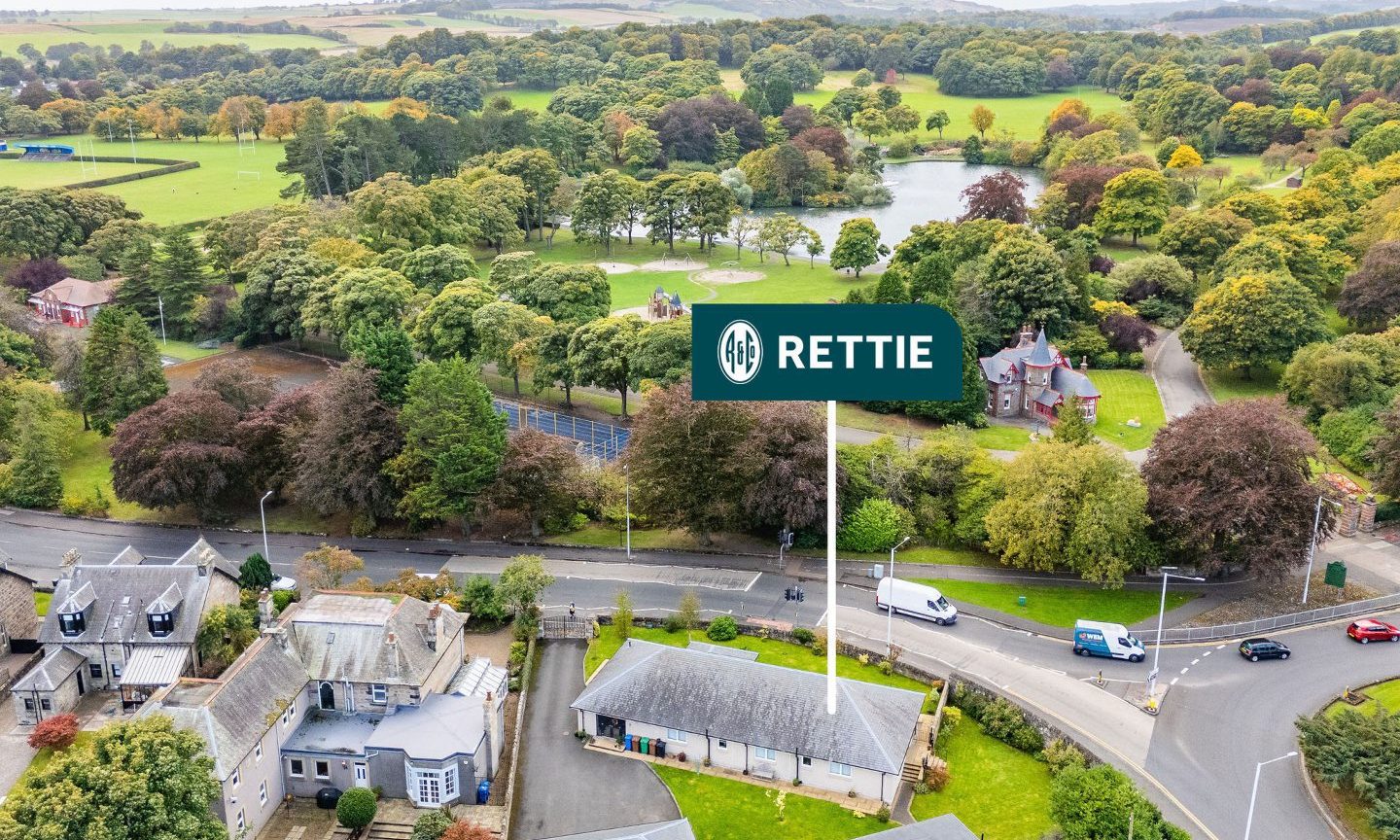 The house sits next to Beveridge Park. Image: Rettie.