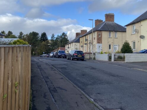 Police swarmed Benarty Avenue in Crosshill this morning. Image: DC Thomson