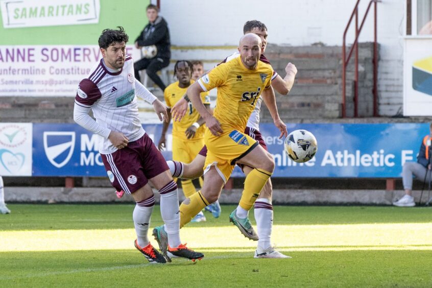 Chris Kane glances in his header to equalise for Dunfermline Athletic FC.