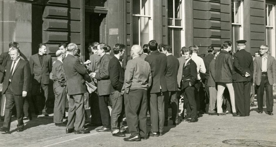 Dundee Corporation busmen meet to discus the strike.