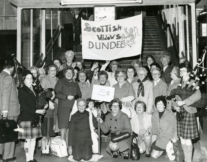 Dundee widows waving a banner in May 1977 before heading to a rally in London. 