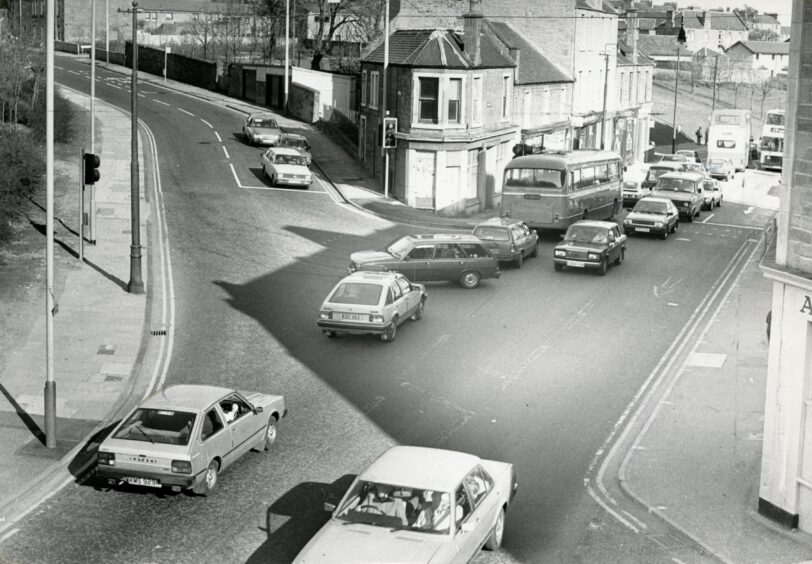 Loons Road, Lochee, at rush hour in 1987. 