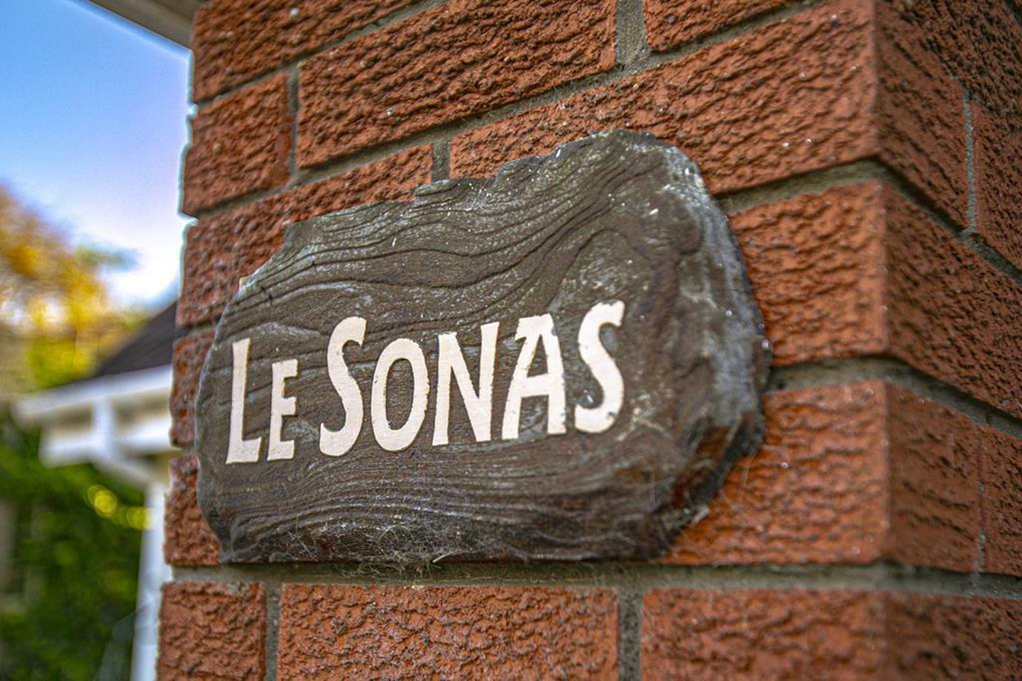 A sign saying Le Sonas