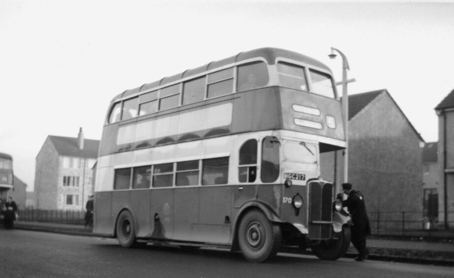 Balunie Avenue in 1955 sees bus 170 waiting for passengers. 