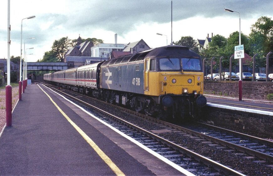 Class 47 No. 47518 at Broughty Ferry. 