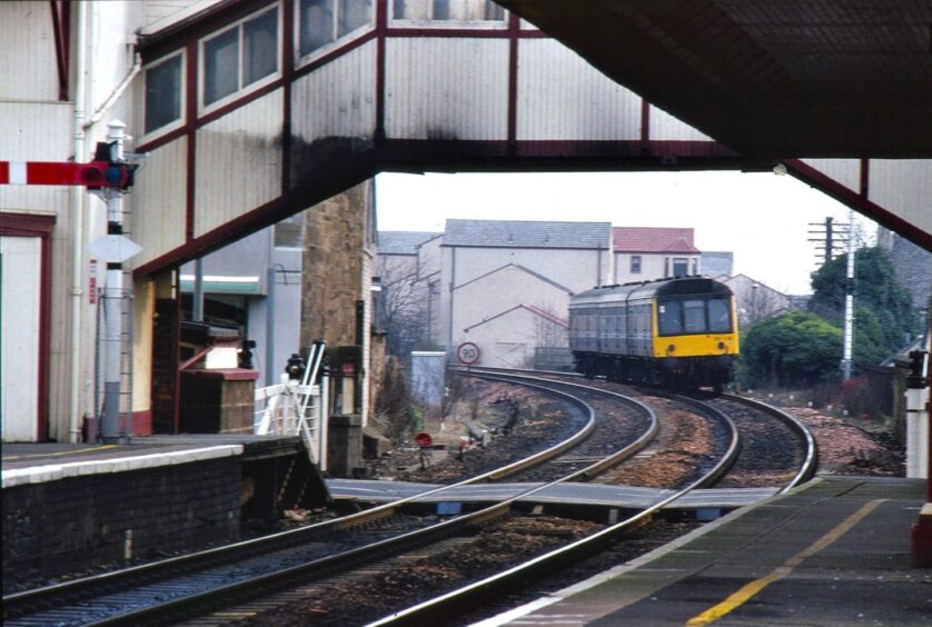 No. 107032 coming through Broughty Ferry. 