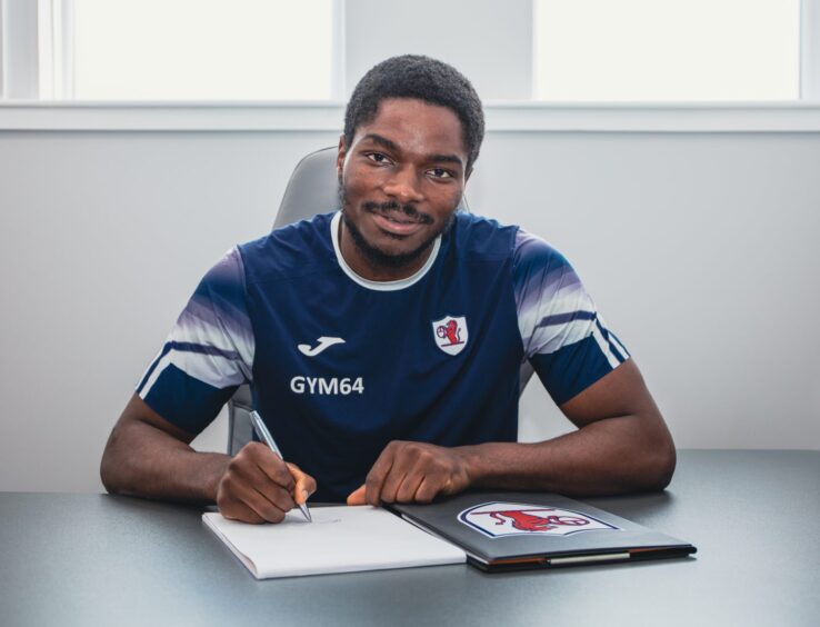 Cody David puts pen to paper on his Raith Rovers contract.