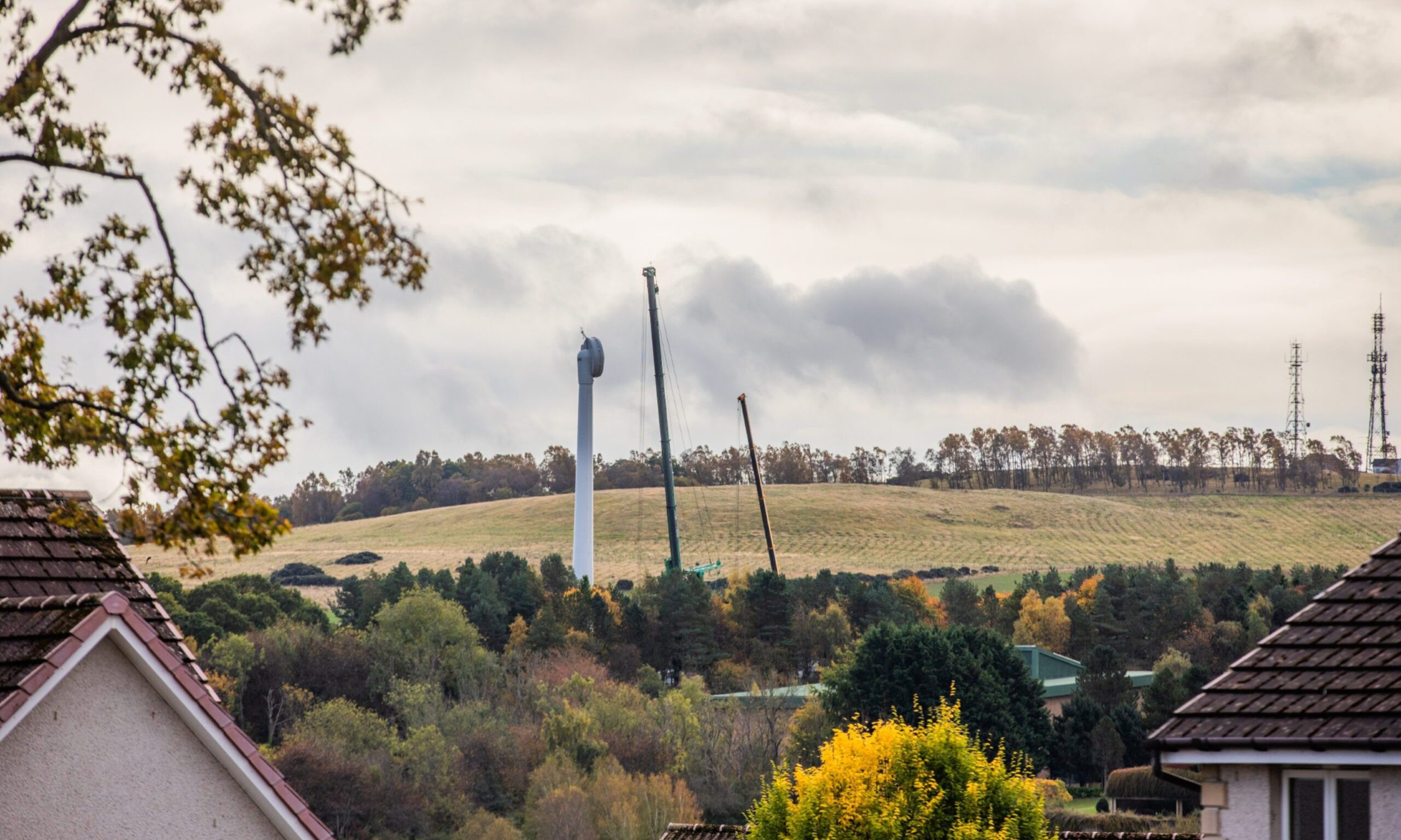 The turbine tower from Oakbank Road.