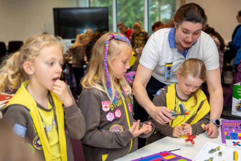 Brownies from 30th Barnhill and 31st West End Dundee take part in becoming Young Engineers with Exploring STEM.