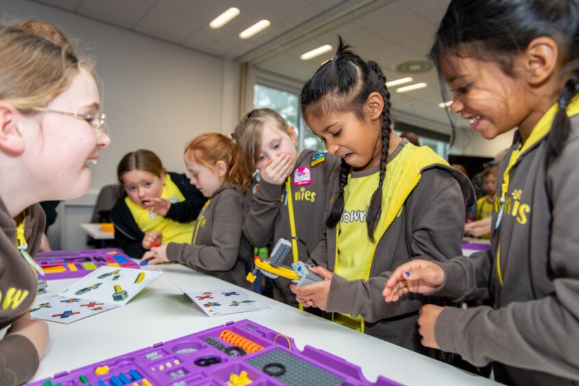 Brownies from 30th Barnhill and 31st West End Dundee take part in becoming Young Engineers with Exploring STEM. 