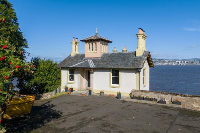 44 West Road - home in Newport with views of the Tay For Sale 