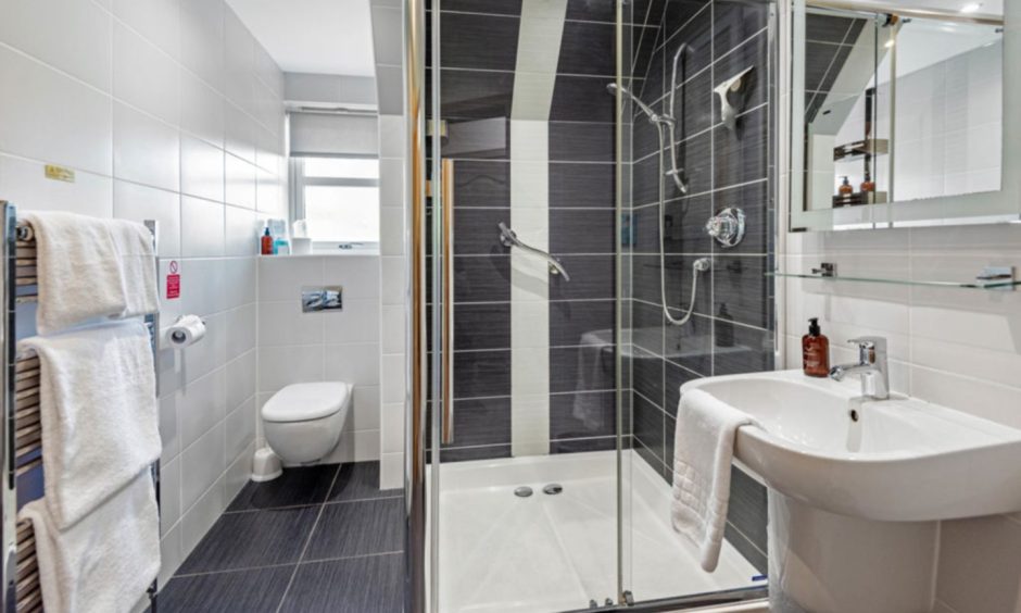 En-suite bathroom at Claymore Hotel in Pitlochry.