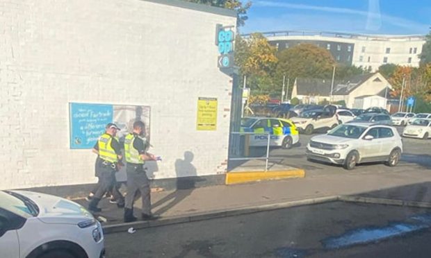 Police at Co-op on Lauder Road in Kirkcaldy. Image: fifejammerlocations.com