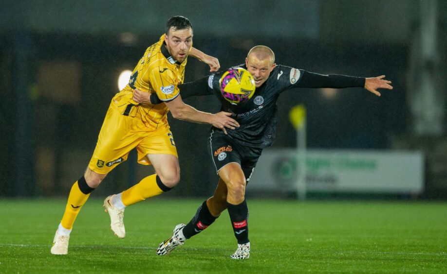 Sean Kelly brings defensive cover for Dundee. Image: Ewan Bootman/SNS