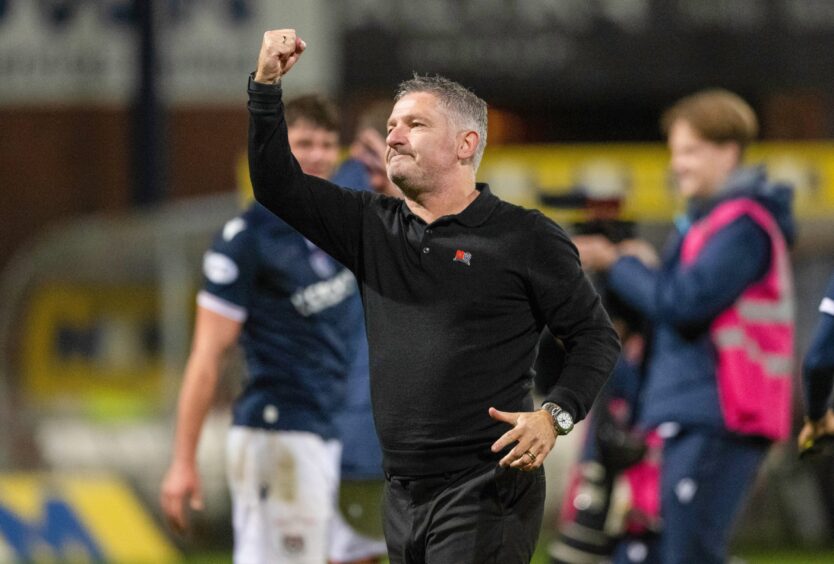 Dundee boss Tony Docherty salutes the Dens Park fans. Image: Paul Devlin/SNS