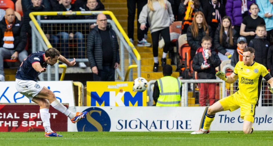 Connor Randall blows a good chance for Dundee United