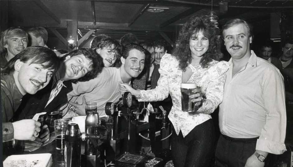 Linda Lusardi with general manager Ian Manson and regulars in 1987.