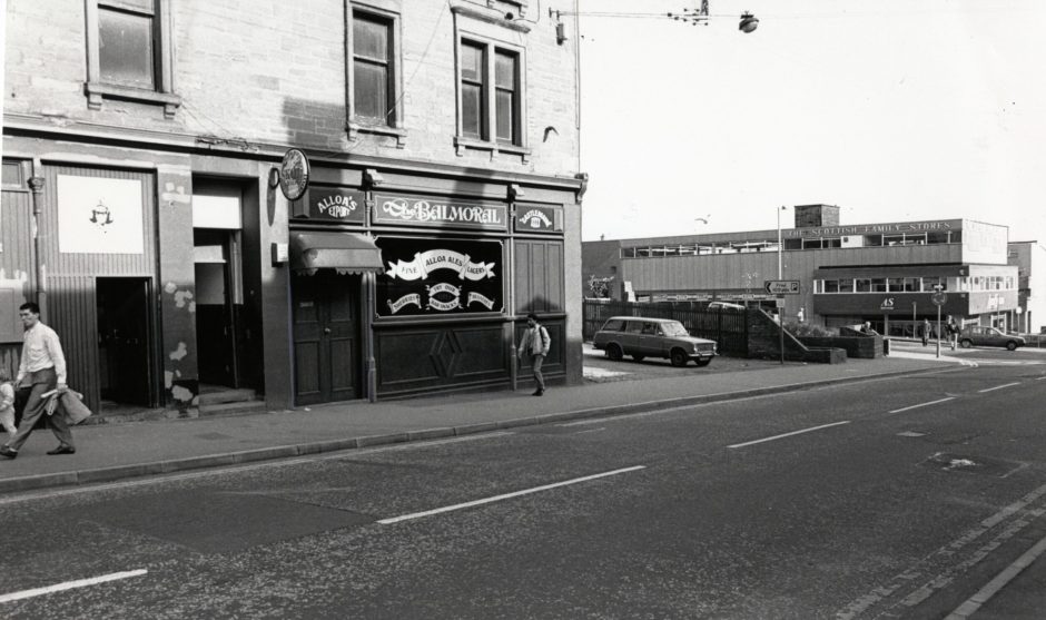 the exterior of the Balmoral Bar in Dundee's Hilltown in April 1988