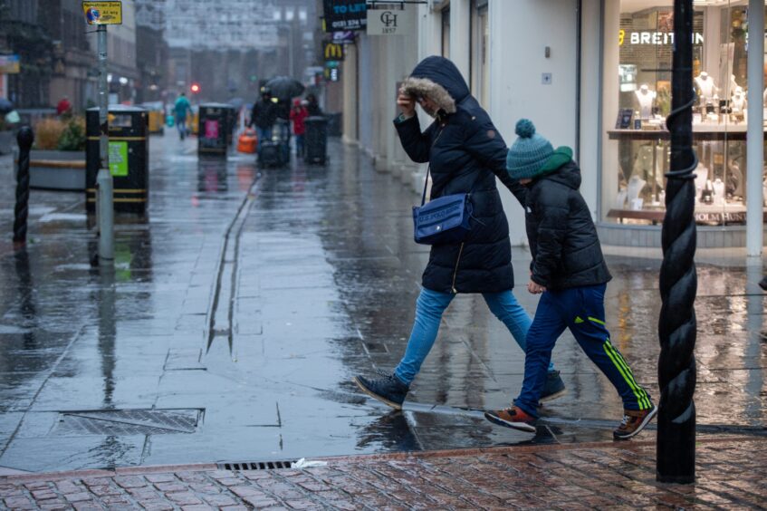 Dundee shoppers shelter from the rain. 