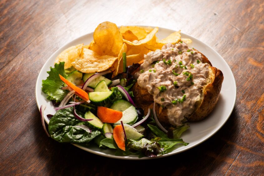 Baked potato with tuna.