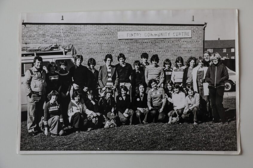 Charlie with a group of youngsters outside the Fintry Clubbie in 1978.