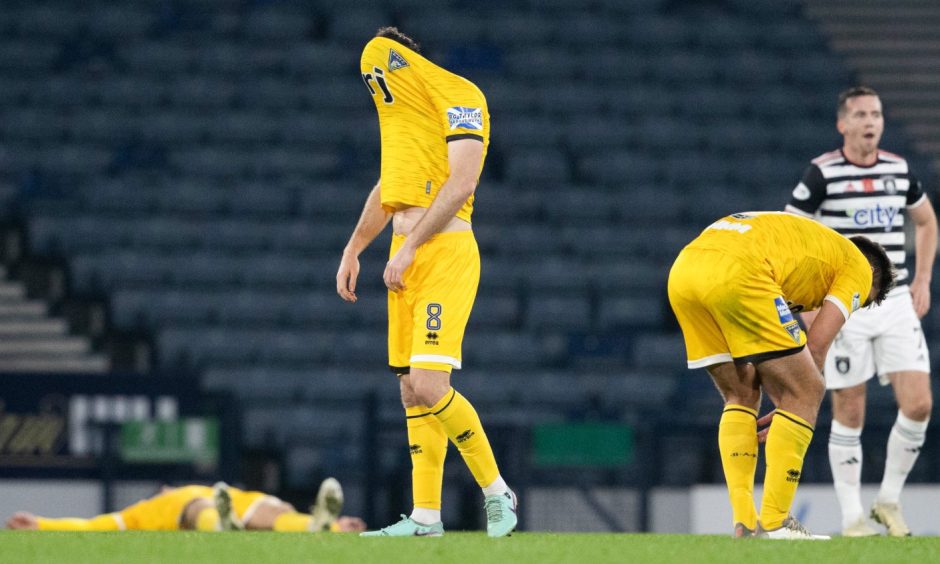 Dunfermline Athletic players show their disappointment after defeat away to Queen's Park.