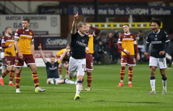 Cameron leaves Motherwell behind. Image: Paul Devlin/SNS