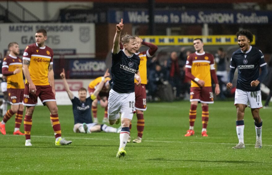 Cameron leaves Motherwell behind. Image: Paul Devlin/SNS