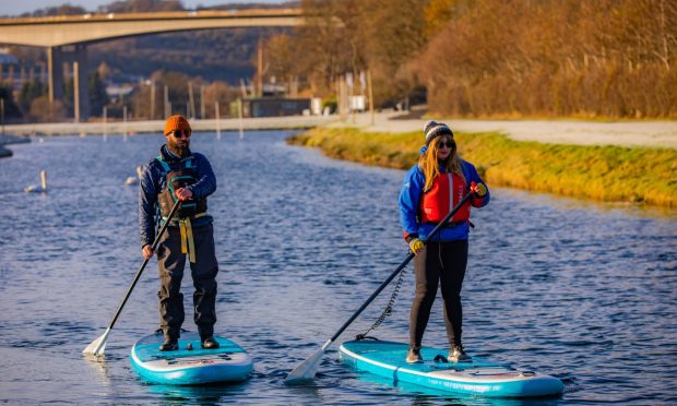 CR0051027 - Rebecca Baird Story - Perthshire area - Photos of Rebecca trying out paddleboarding at Willowgate Activity Centre for a catch-all 'things to do' listicle for Perth - Picture shows Rebecca Baird and lead instructor Sam Garthwaite -- Willowgate Activies Centre, Perth - Thursday 28th November 2024 Image: Steve MacDougall/DC Thomson