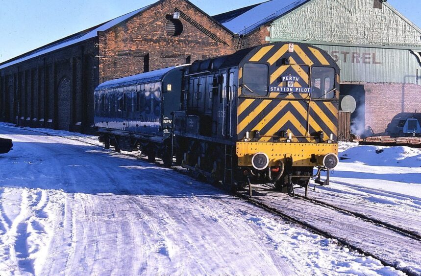 Class 08 shunter 08725 in a snowy yard at Dundee. 