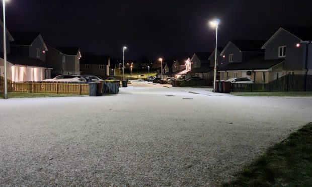 Light snowfall in Dundee as weather alert issued.