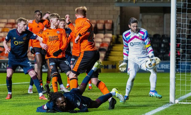 Dundee United create a late scramble in the Hearts box