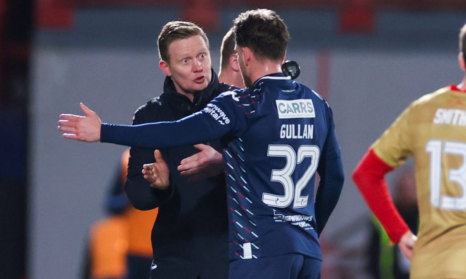 Raith Rovers boss Barry Robson gives out instructions to striker Jamie Gullan.