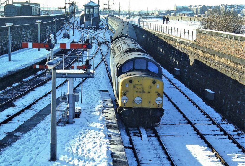 snow on the tracks as 40034 sits at Dundee Station in 1979.