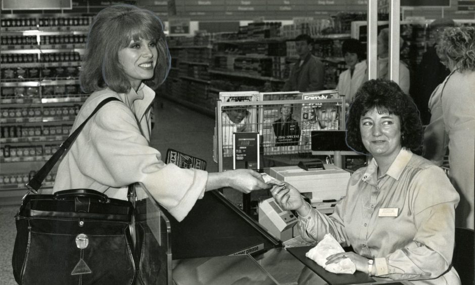 Joanna Lumley paying for her messages at Asda's new store in 1990. Image: DC Thomson.