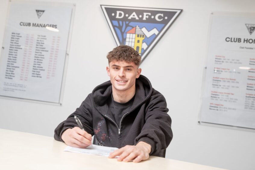 Archie Stevens puts pen to paper on his loan deal at Dunfermline.