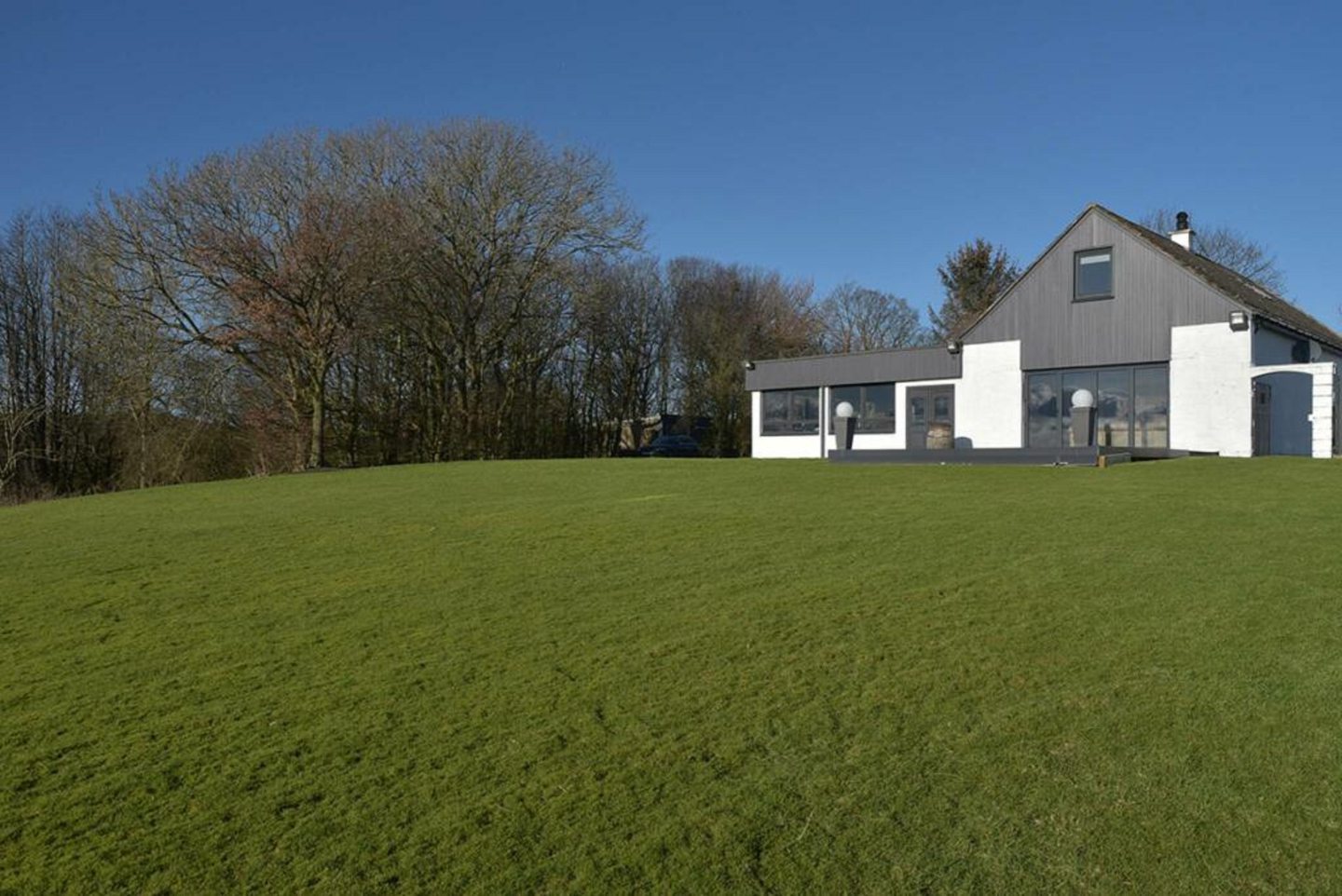 Huge garden offers panoramic views across Fife. 