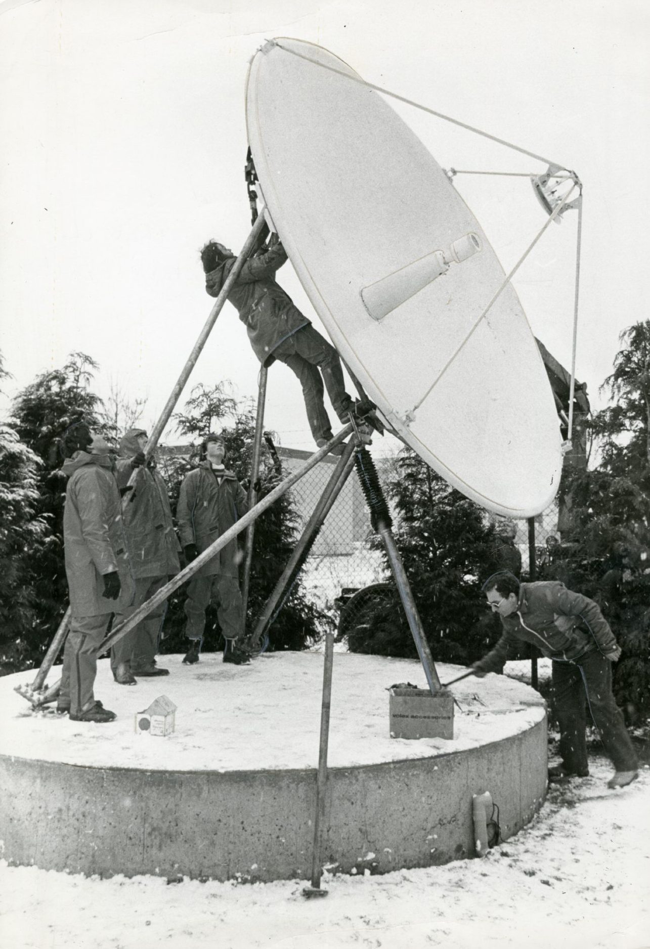 Workmen install a large satellite dish in Perth in January 1985. 