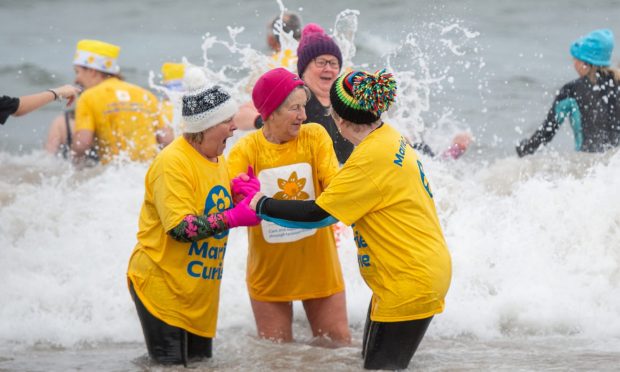 Friends help each other to brave the cold! Image: Kim Cessford / DC Thomson