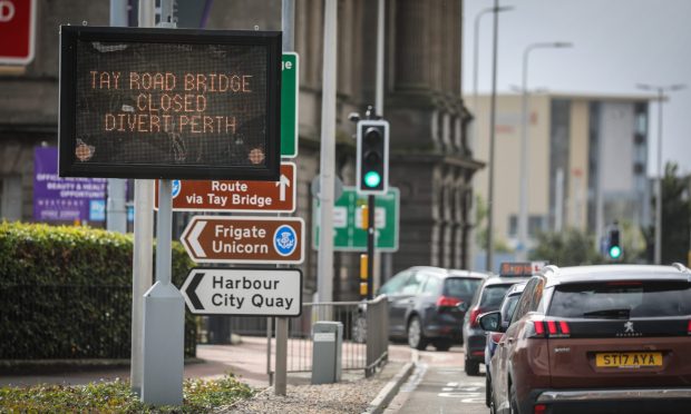 Courier/Tele News, Unknown story. No CR number Storm Ali battered the UK with high winds closing roads and causing diisruption for travellers. Pic shows; Tay Road bridge being closed and causing traffic to divert via Perth which caused long tailbacks on Riverside Drive and busy scenes at Dundee Railway station. Wednesday, 19th September, 2018.