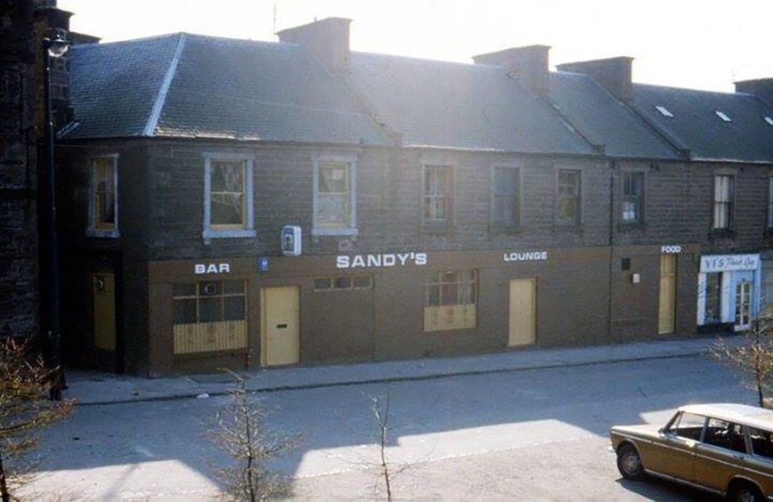 the exterior of Sandy's Bar, Lochee, on a sunny day in the 1980s