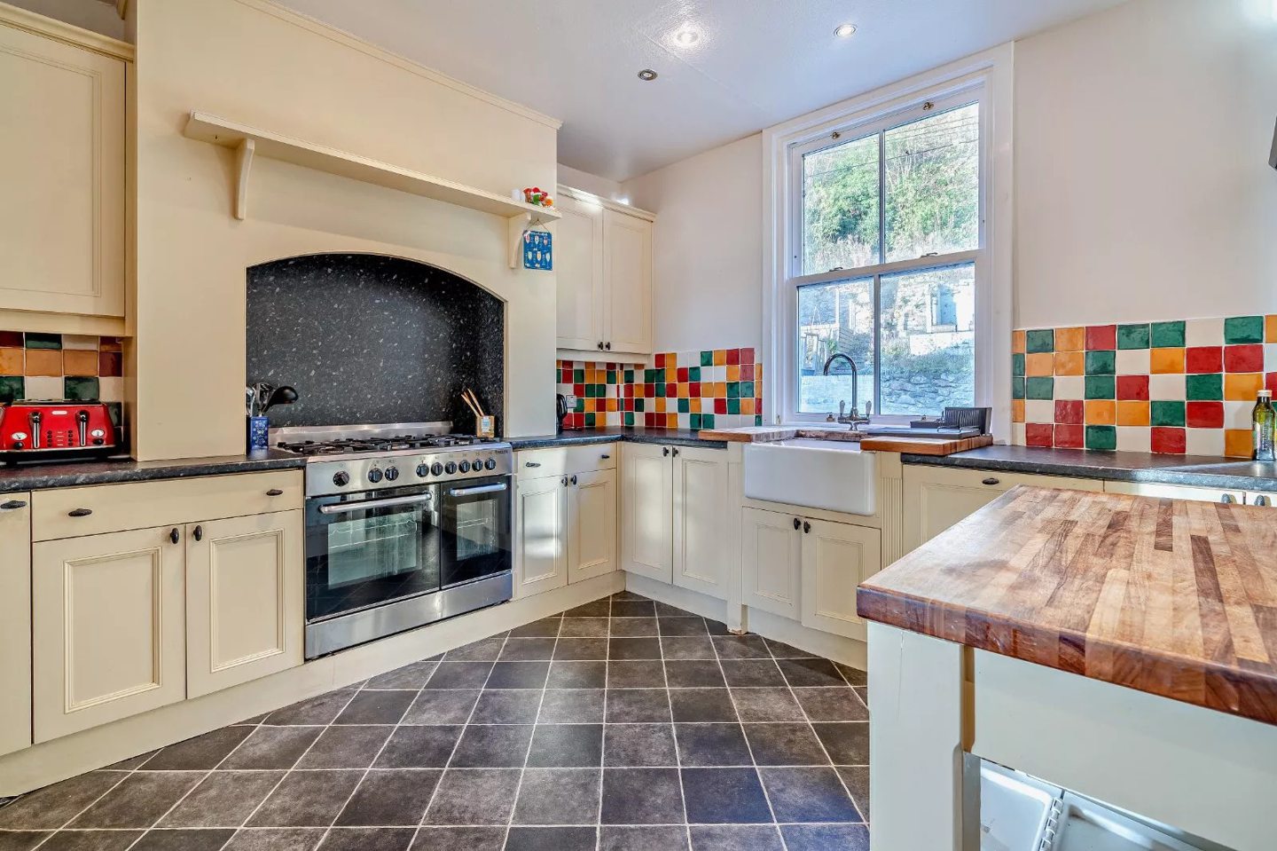 Modern fitted kitchen.