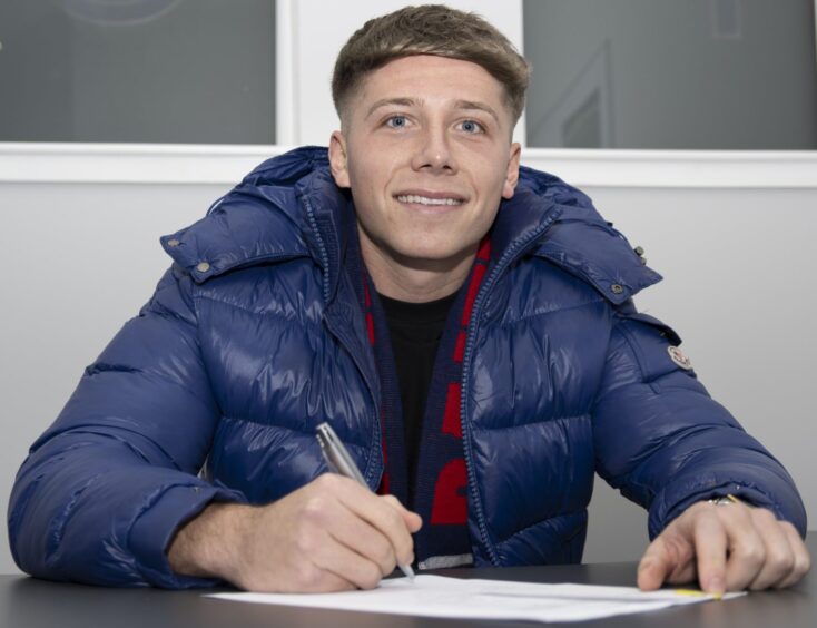 Aiden Marsh puts pen to paper on his Raith Rovers loan deal.