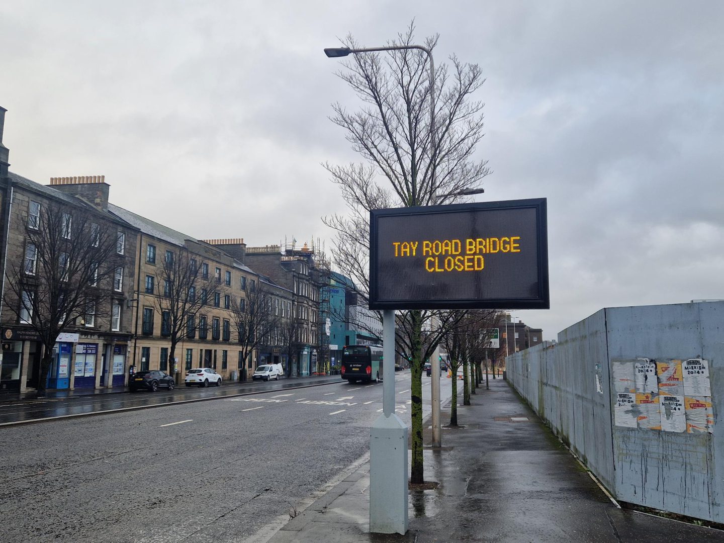 A sign on the A991, parallel to Dock Street next to Slessor Gardens, informing the public of the closure of Tay Road Bridge during Storm Eowyn.