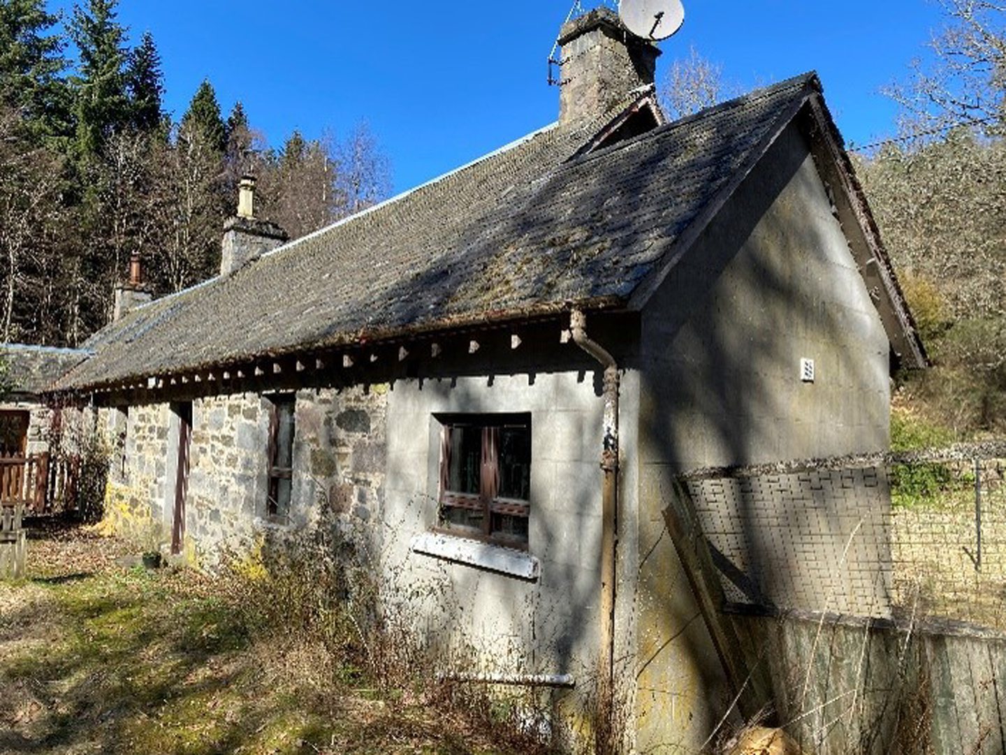 A side view of the cottage.