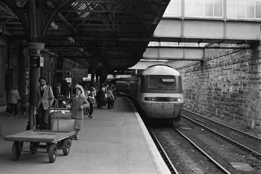 InterCity 125 pulls in to Dundee Station on April 3 1984.