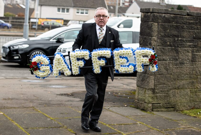 A wreath with 'Gaffer' was placed on Jimmy Calderwood's coffin. 